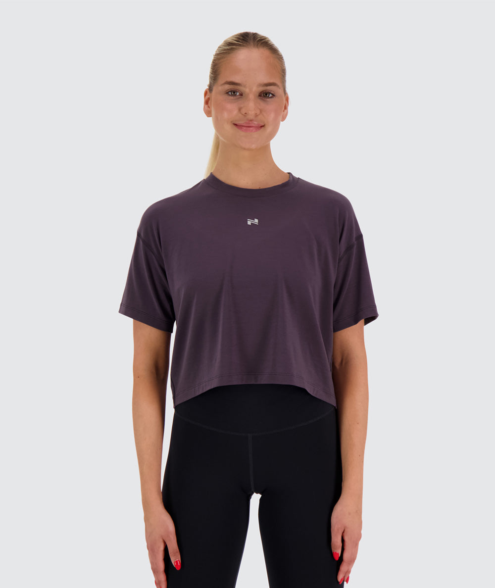 womens cropped t shirt, Model 173 cm / size S#color_plum